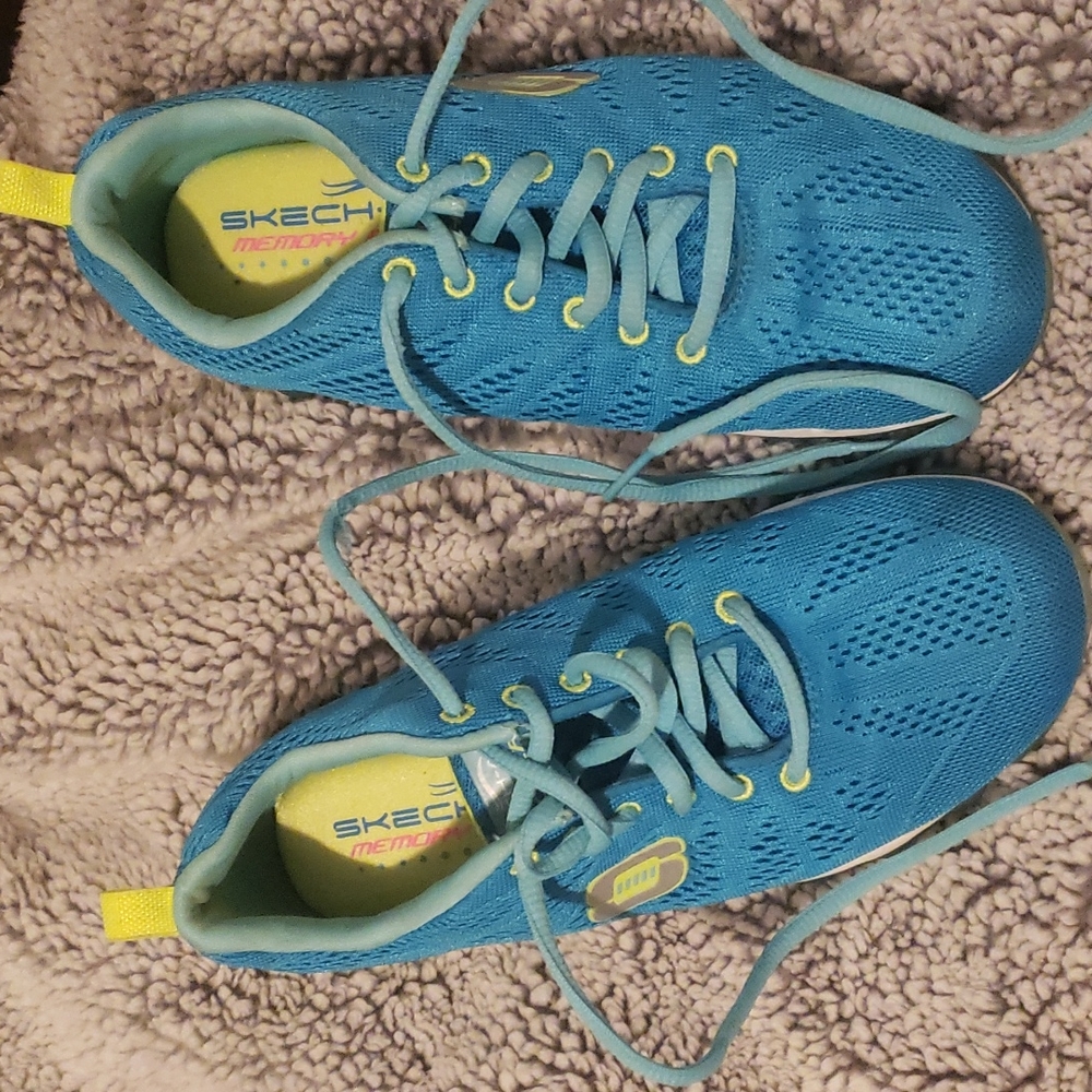 TENNIS SHOES